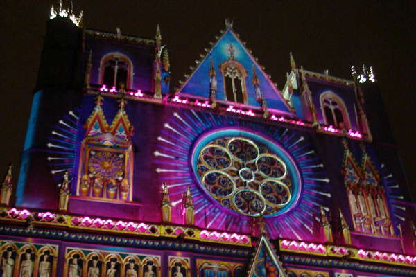 Célébration religieuse du 19ème siècle qui a lieu tous les ans autour du 8 décembre. Devenue un rendez-vous incontournable avec près de 4 millions de visiteurs. Spectacles nocturnes et lumignons éclairent la ville de mille feux !